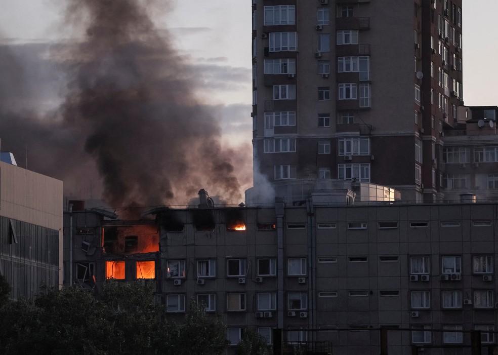Prédio em chamas após ataques russos na cidade de Kiev em 17 de outubro de 2022 — Foto: Gleb Garanich/REUTERS