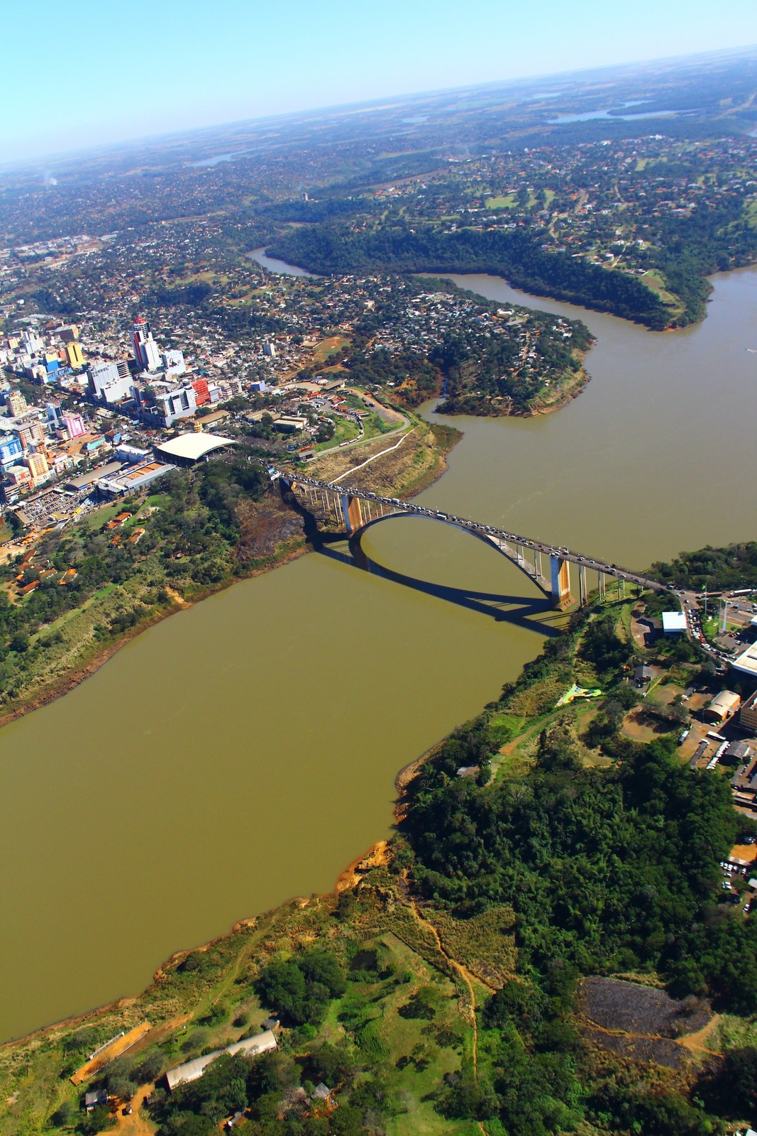 A Ponte da Amizade, que marca a fronteira entra Paraguai e Brasil (Foto: Wikimedia Commons)