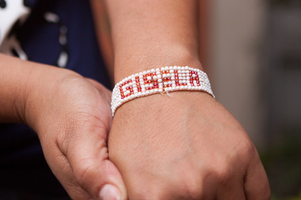 Gisela mostra presente de dia das mães feita pelo filho (Foto: Celso Tavares/G1)