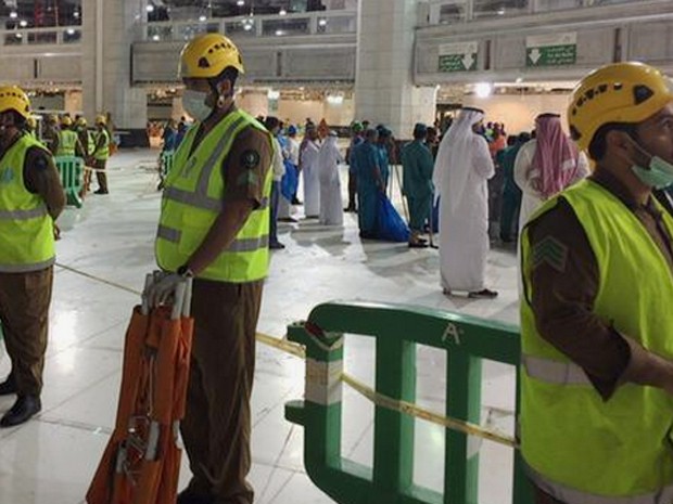 Homens da Defesa Civil da Arábia Saudita trabalham no local do acidente (Foto: Reprodução/Twitter/KSA_998)