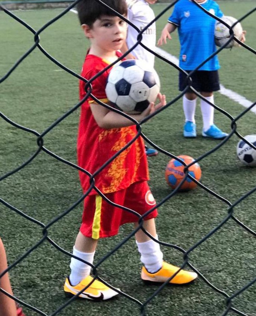 Henry Borel, de camisa vermelha, em jogo de futebol com os amigos — Foto: Reprodução