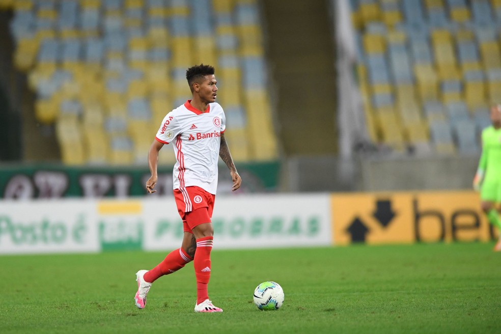 Titular após saída de Fuchs, Zé Gabriel vê briga aberta na zaga do Inter e  se inspira em Moledo | internacional | ge