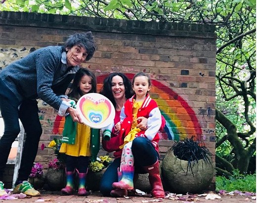 O músico Ronnie Wood, guitarrista dos Rolling Stones, com a esposa e as duas filhas caçulas (Foto: Instagram)