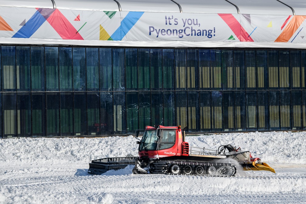 Quantidade de neve impressiona nos arredore dos centros de imprensa (Foto: Getty Images)