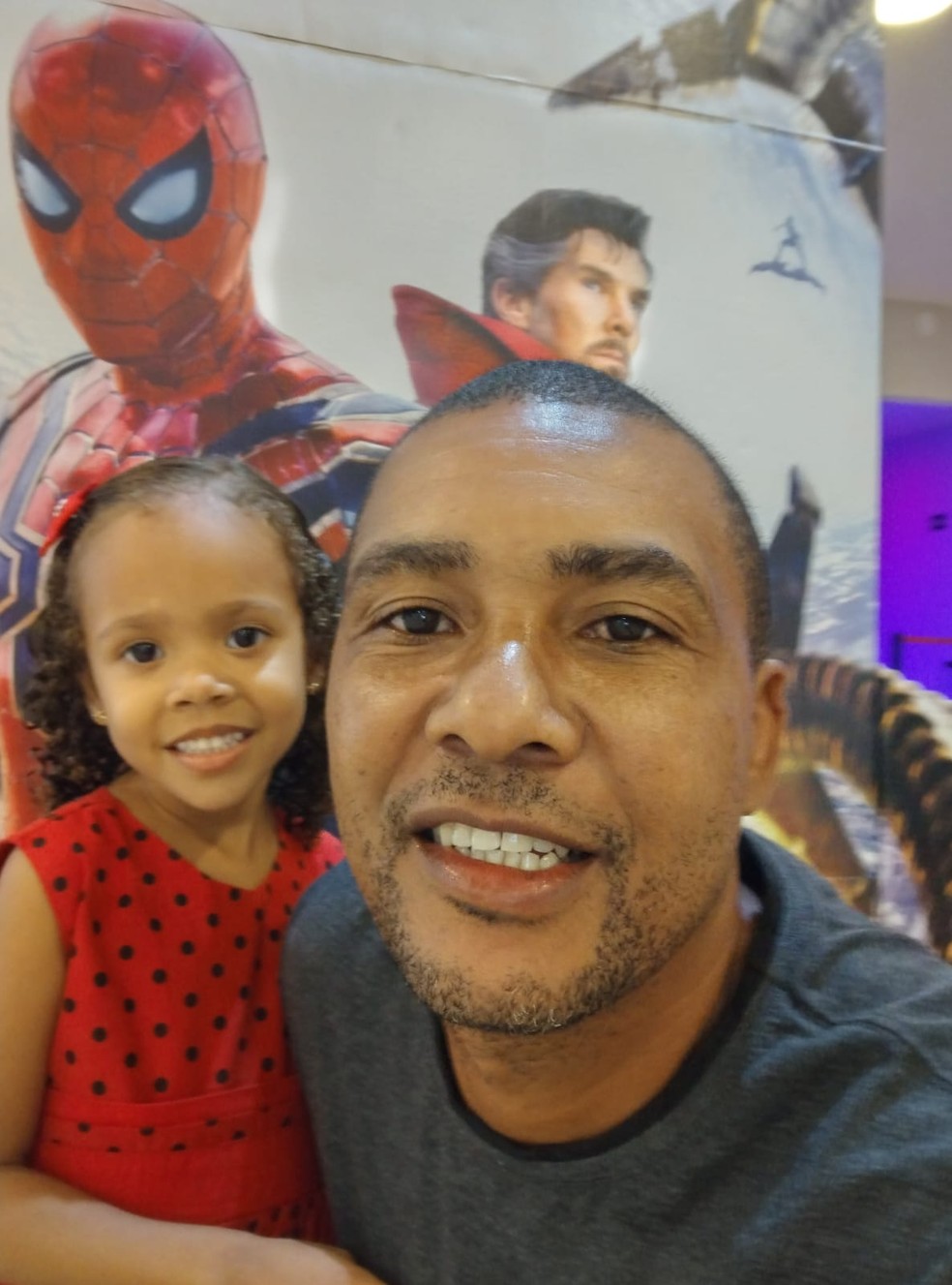 Ana Luiza Cardozo Pereira, de 4 anos, e o pai Romilson Santos; menina morreu depois de receber medicação em hospital — Foto: Arquivo pessoal