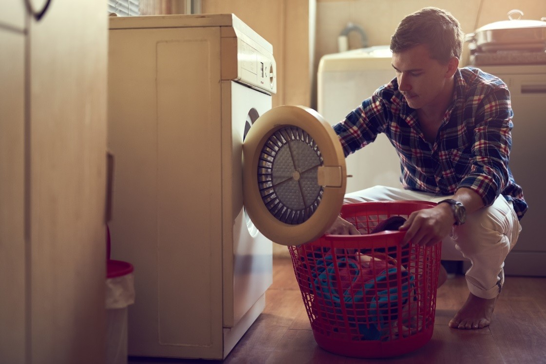 Homem lavando roupas (Foto: Getty Images)