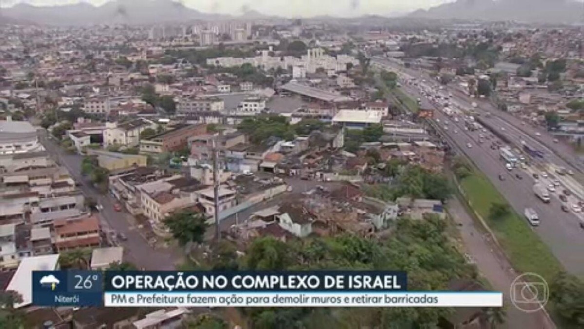 PM e prefeitura derrubam muros e barricadas de traficantes no Complexo ...