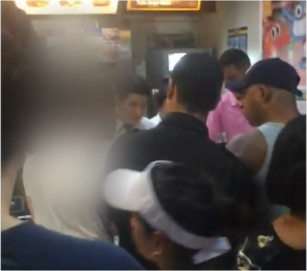 Vídeo mostra o momento em que o jovem de 17 anos foi agredido por um homem dentro do Mc'Donalds de Boa Viagem (Foto: Reprodução/WhatsApp)
