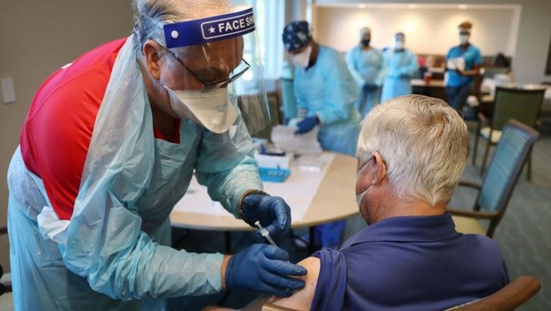 BBC - Vacinação contra covid-19 na Flórida; mais de 200 milhões de doses já foram aplicadas nos EUA (Foto: Getty Images via BBC News)
