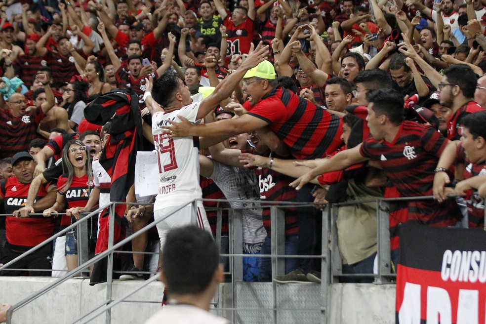 Nos braços do povo: Reinier vai para galera de Fortaleza — Foto: LC MOREIRA/ESTADÃO CONTEÚDO