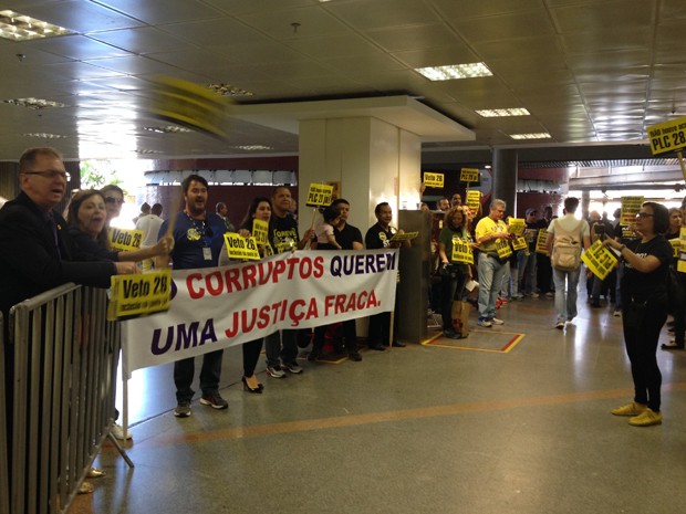 Servidores do judiciário em frente ao desembarque do Aeroporto de Brasíli (Foto: Gabriel Luiz/G1)