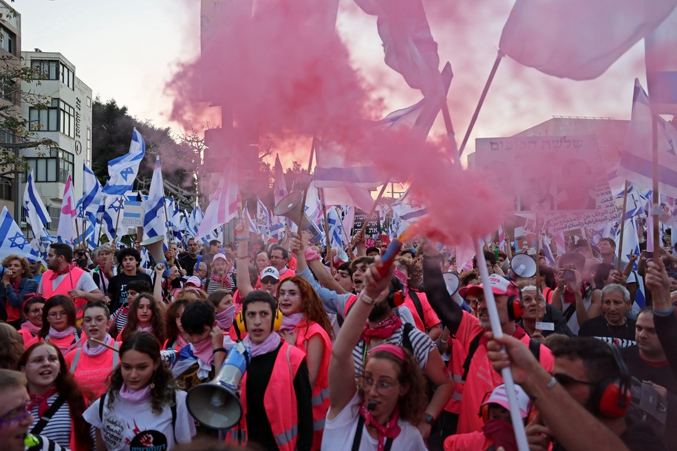 Manifestantes protestam em Tel Aviv contra reforma do Judicário proposta por Benjamin Netanyahu, em foto de 15 de abril de 2023 — Foto: Jack Guez/AFP