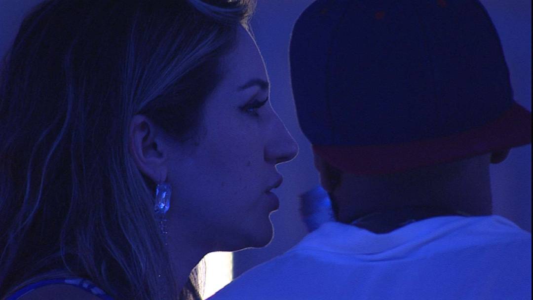 Amanda e Ricardo conversam durante a Festa da Líder