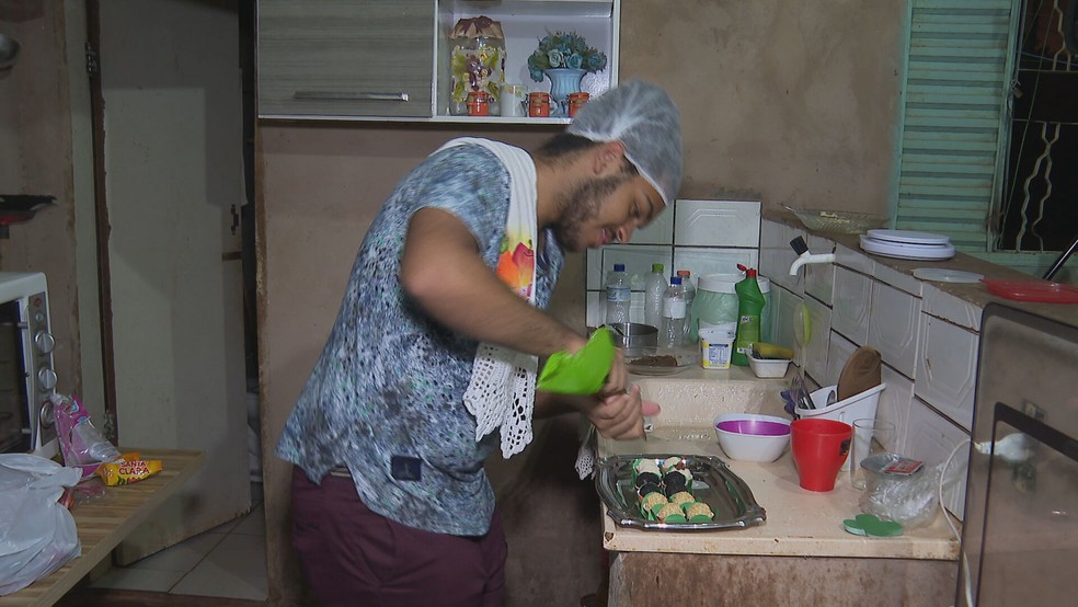 Lucas de 17 anos fazia brigadeiros para pagar cursinho pré-vestibular.  — Foto: TV Globo
