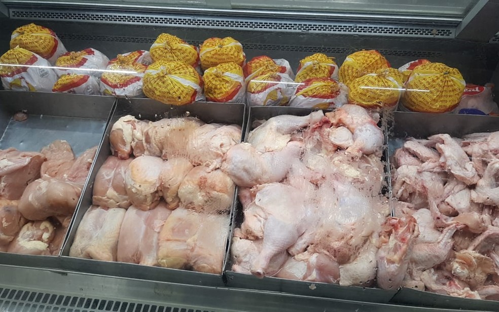 Vigilância Sanitária apreende cerca de 160 kg de carnes vencidas em supermercado de Itajubá, MG — Foto: Guarda Municipal