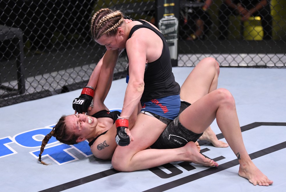 Katlyn Chookagian dominou completamente Antonina Shevchenko no UFC: Woodley x Burns — Foto: Getty Images
