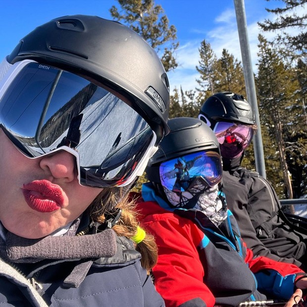 Luciana Gimenez curte neve no Colorado, EUA, com os filhos, Lorenzo e Lucas (Foto: Reprodução/Instagram)