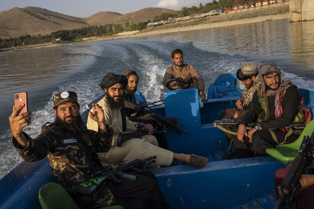 24 de setembro - Membros do Talibã posam para uma selfie em um passeio de barco em uma represa perto de Cabul, capital do Afeganistão — Foto: Bernat Armangue/AP