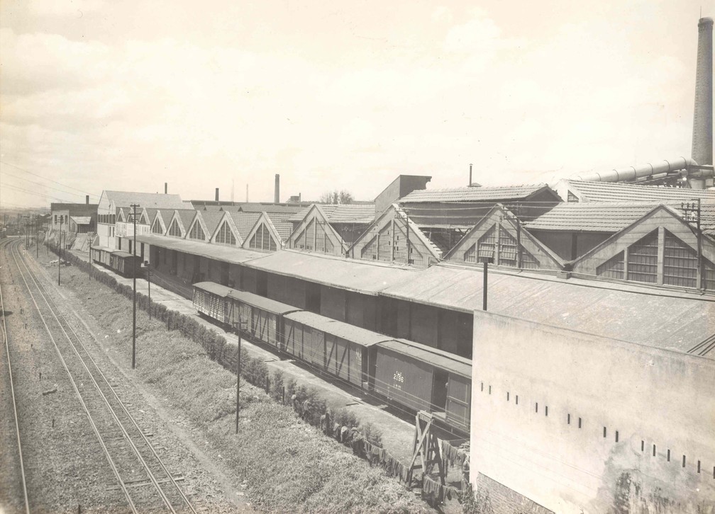Galpões da Fábrica de Óleo Água Branca no desvio da Estrada de Ferro Sorocabana, nos anos 40 — Foto: Arquivo Bunge