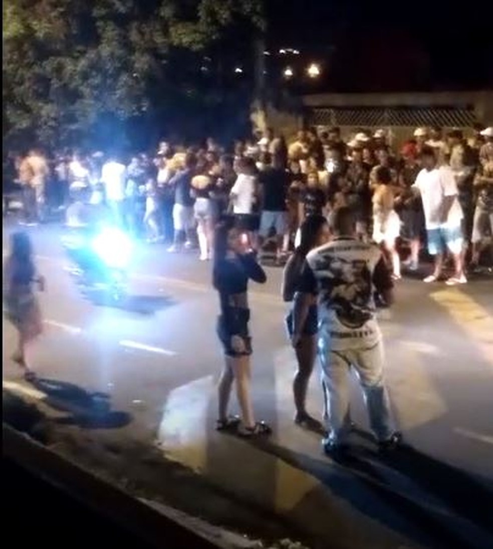 Grupo de pessoas se reúnem em Monte Mor (SP) sem máscaras e desrespeitando o distanciamento social. — Foto: Raphael de Oliveira