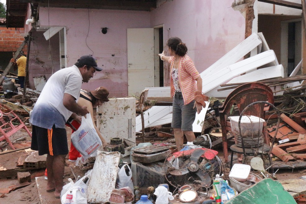 Famílias tentaram recuperar objetos após a tragédia no Parque Rodoviário, Zona Sul de Teresina  — Foto: Gilcilene Araújo/G1