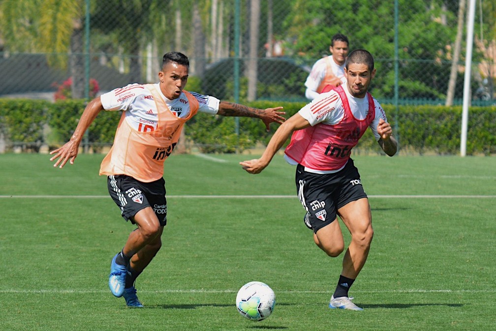 Alexandre Pato disputa bola com Igor Vinícius no CT do São Paulo — Foto: Divulgação