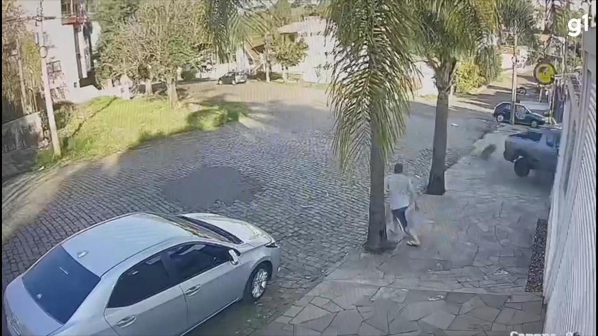 Carro desgovernado invade clínica veterinária em Passo Fundo; VÍDEO | Rio Grande do Sul | G1