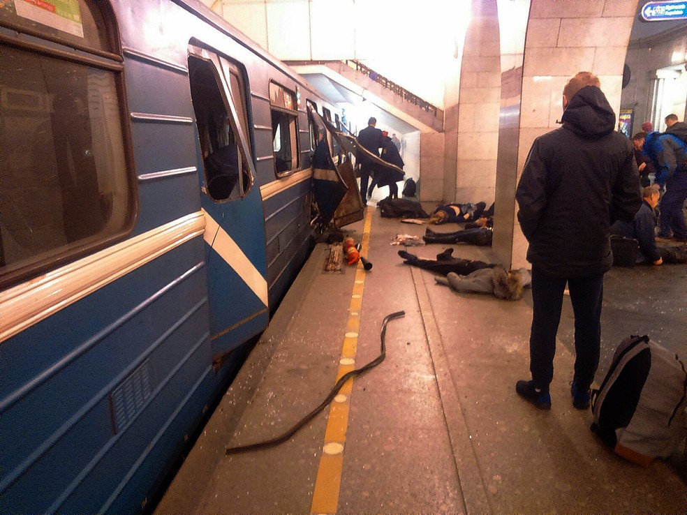 Foto mostra vítimas da explosão no chão da plataforma em São Petersburgo, na Rússia (Foto: DTP&ChP St. Peterburg via AP)
