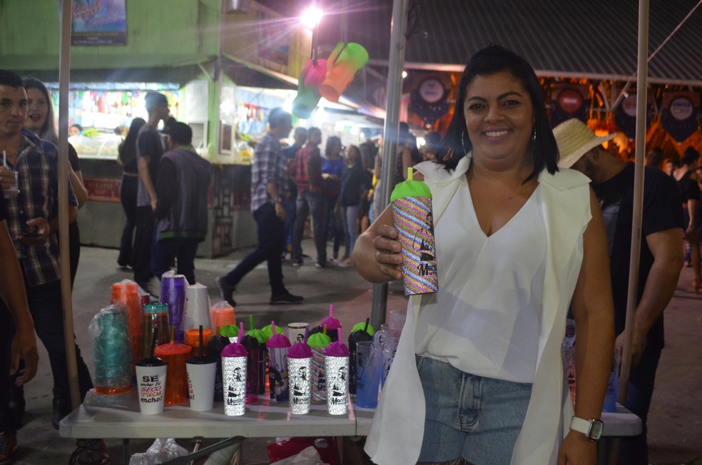 Luciana Pontes personalizou copos para vender no São João 2019 de Campina Grande — Foto: Iara Alves/G1