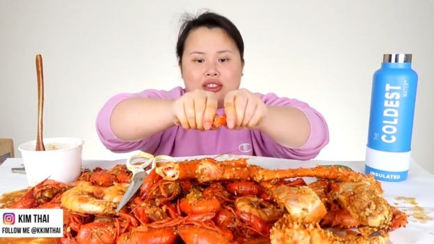 A youtuber americana Kim Thai tem um canal de vídeos de 'mukbang' em que come alimentos de diferentes partes do mundo (Foto: KKIMTHAI/BBC)