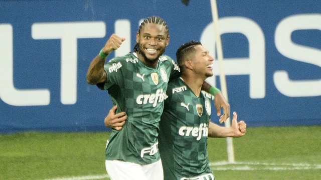 Luiz Adriano e Rony comemoram gol do Palmeiras