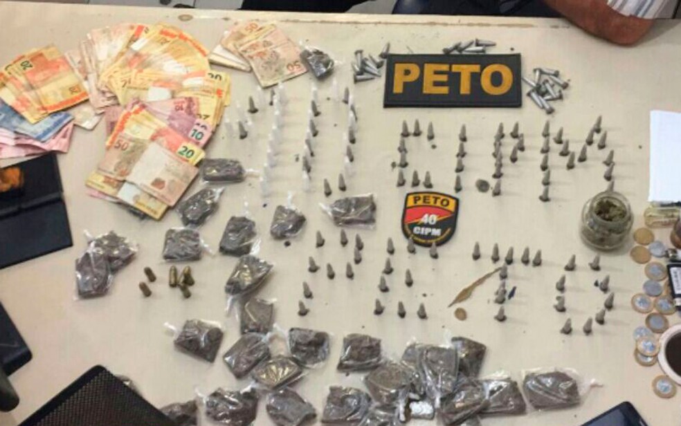Polícia disse ter apreendido drogas e munição com suspeitos que tentaram subornar agentes (Foto: Divulgação/SSP-BA)