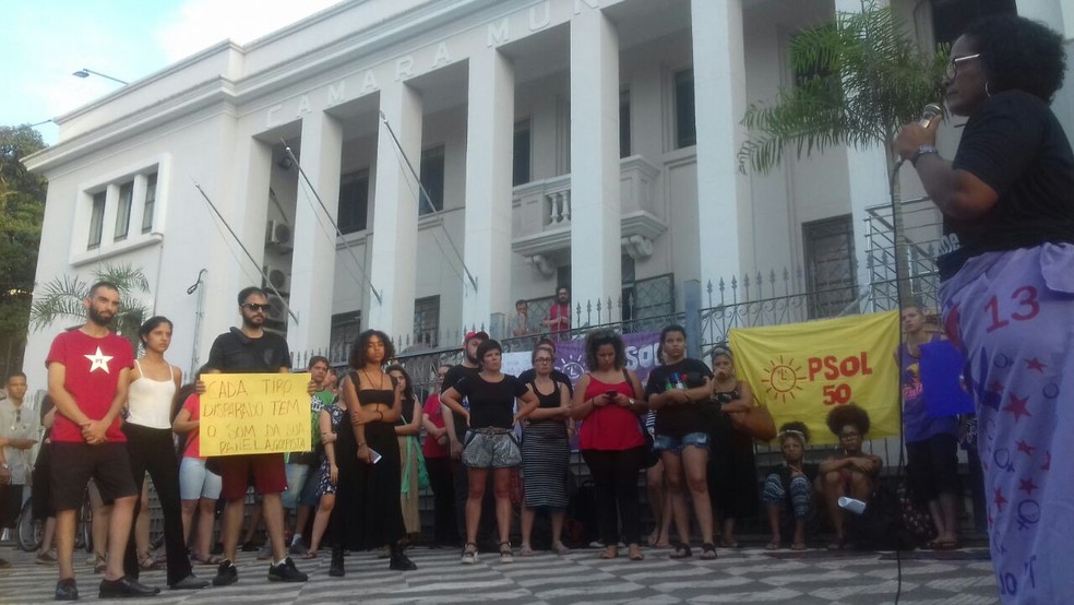 Mulher discursa em frente à Câmara de Vereadores em ato que reuniu cerca de 100 pessoas (Foto: Alan Schneider/TV TEM)