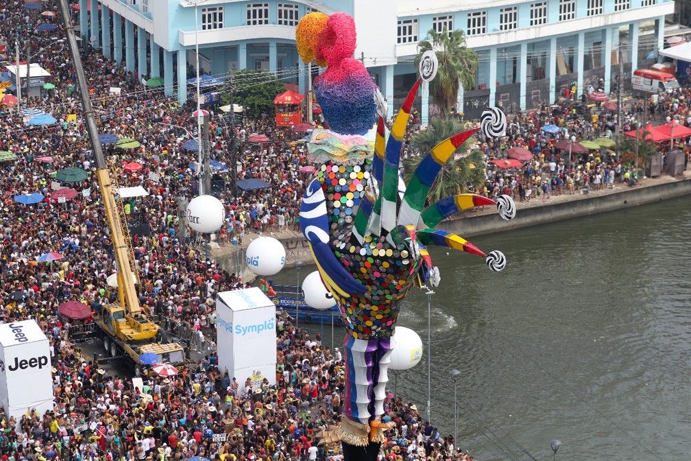 Na Ponte Duarte Coelho e na Avenida Guararapes, multidão acompanha desfile do Galo da Madrugada — Foto: Marlon Costa/Pernambuco Press