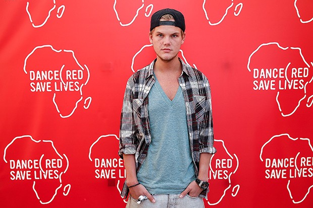 MELBOURNE, AUSTRALIA - DECEMBER 01:  In this handout photo provided by (RED) Avicii poses backstage for DANCE (RED), SAVE LIVES during Stereosonic 2012 at Melbourne Showgrounds on December 1, 2012 in Melbourne, Australia. (Photo by Kane Hibberd/(RED) via  (Foto: Getty Images)