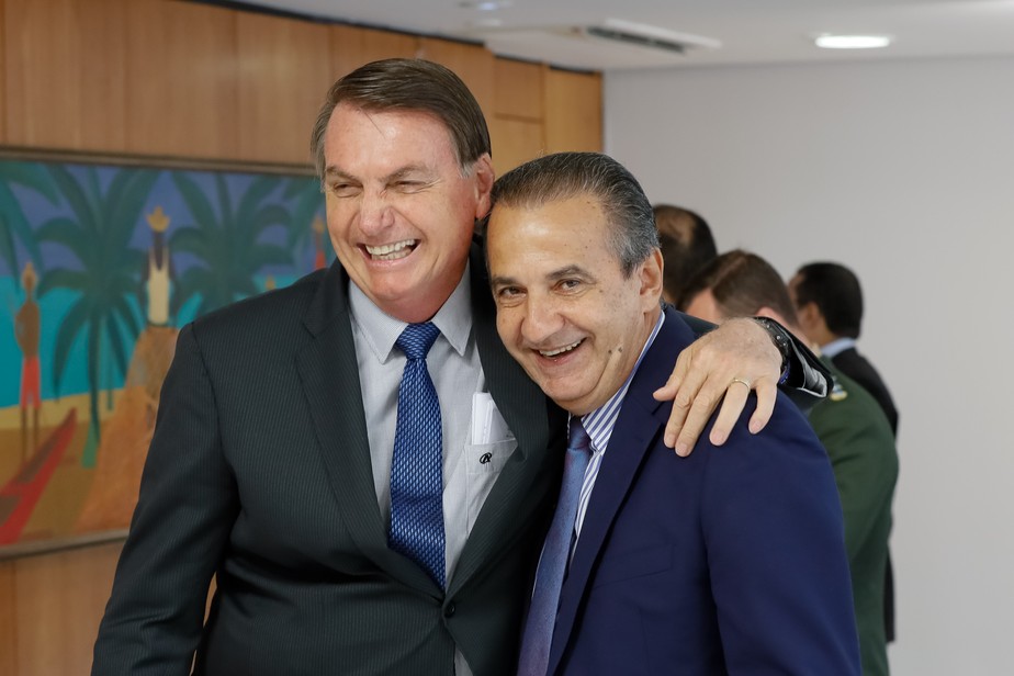 Jair Bolsonaro abraça o pastor Silas Malafaia