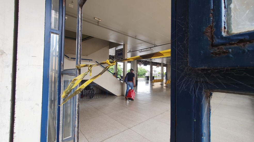 Vidraça quebrada no Terminal Rodoviário de Presidente Prudente — Foto: Heloise Hamada/g1