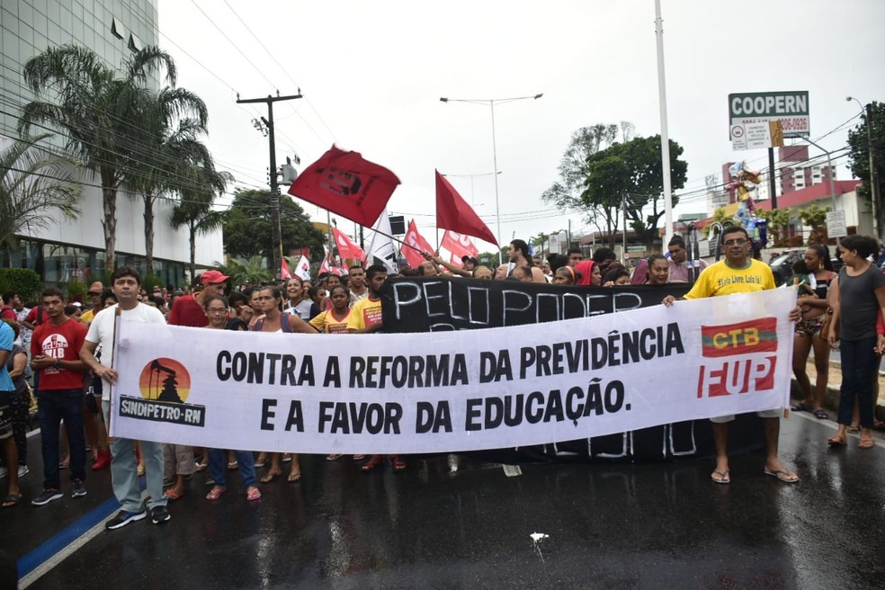 NATAL, 16h30: manifestantes caminharam pela Avenida Salgado Filho â€” Foto: Pedro Vitorino