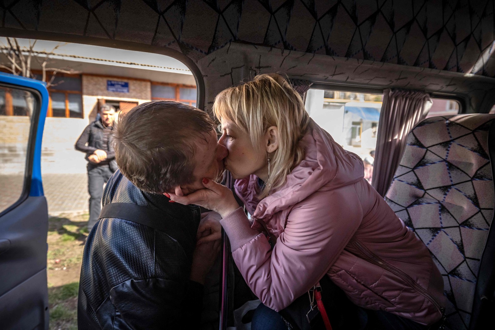 Mulher beija o marido prestes a sair de ônibus, um dia após um ataque com foguete em uma estação de trem em Kramatorsk — Foto: FADEL SENNA / AFP
