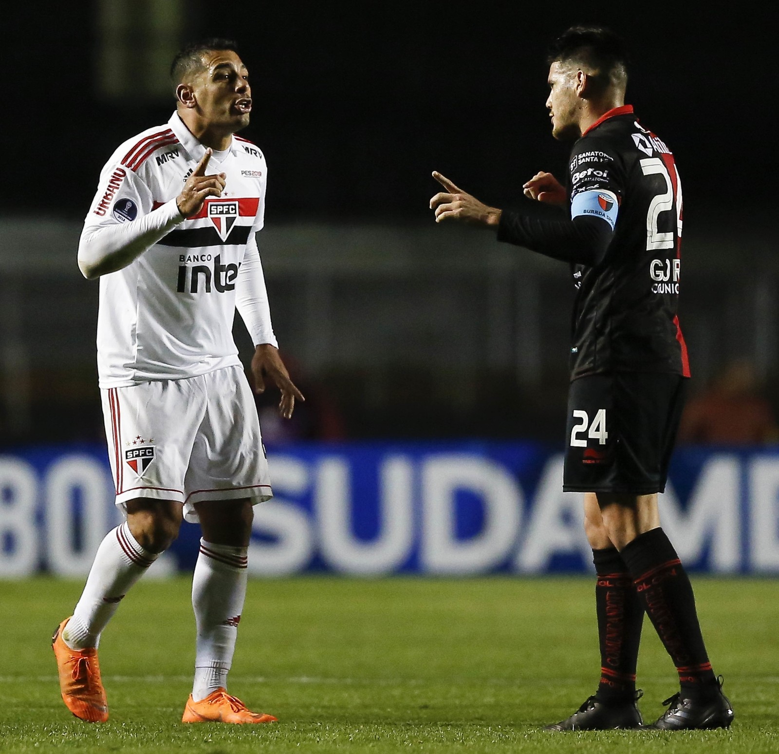 Diego Souza e Ortiz trocam agressões durante partida entre São Paulo e Colón