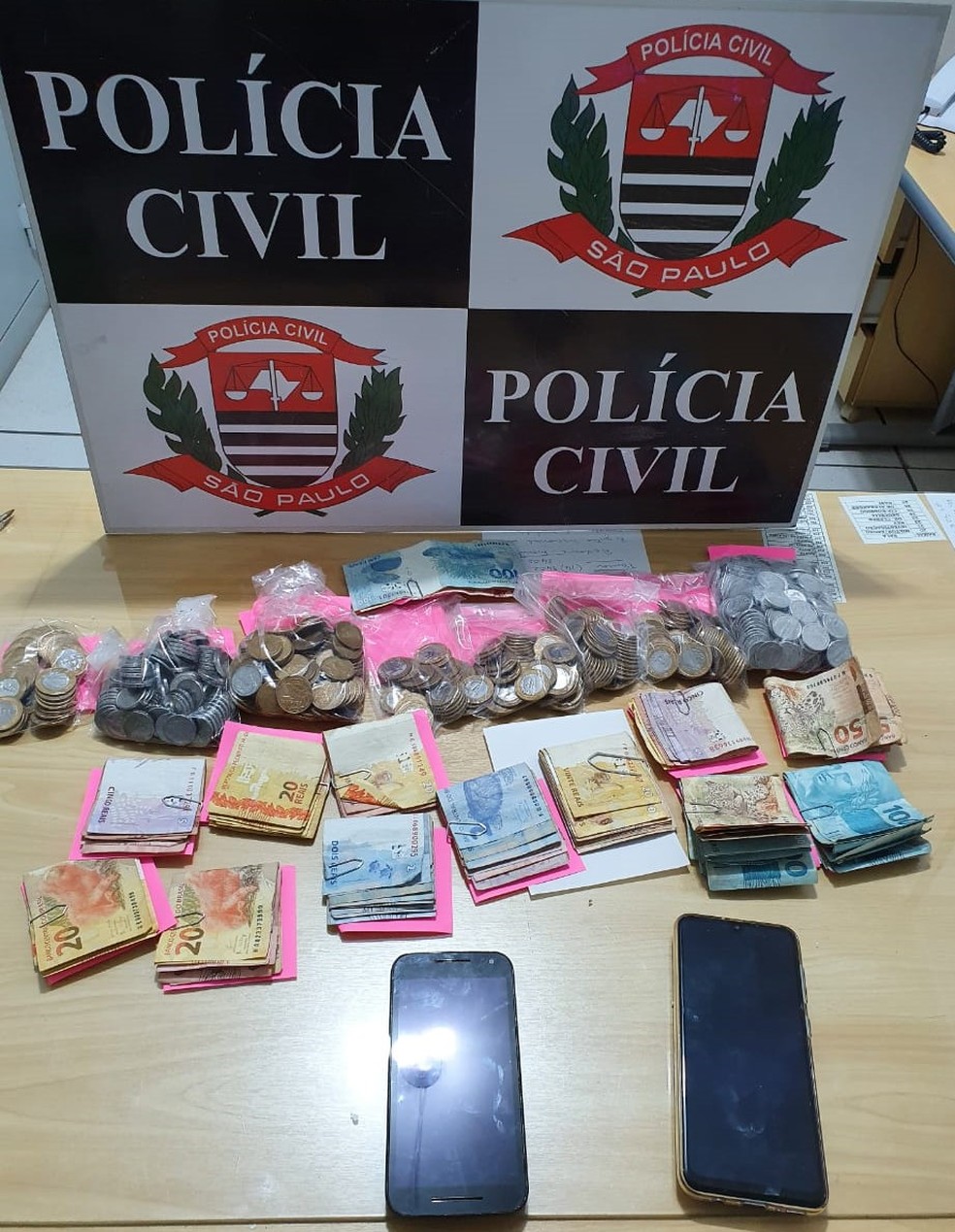 Além da droga, a Polícia Civil apreendeu mais de R$ 4 mil em notas diversas e celulares — Foto: Polícia Civil