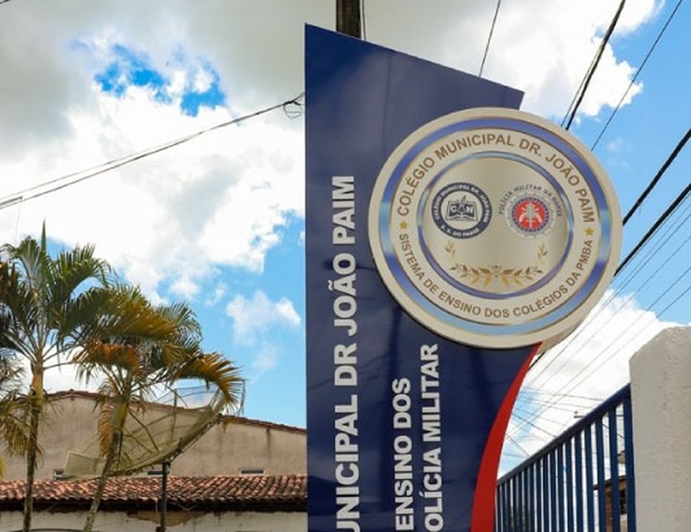 DPE-BA questiona colégio após aluna denunciar ter sido impedida de entrar no local porque estava 'com os cabelos inchados' — Foto: Abimael Miranda