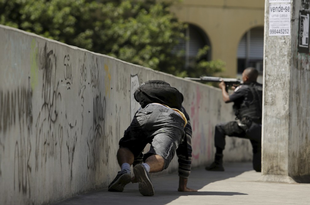 PM faz operação na comunidade da Rocinha. Na foto, troca de tiro de policiais em baixo da passarela (Foto: Gabriel Paiva / Agência O Globo )