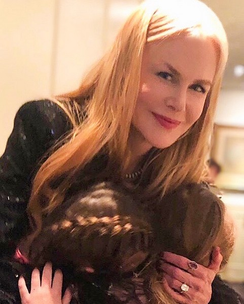 A atriz Nicole Kidman abraçada com as duas filhas (Foto: Instagram)