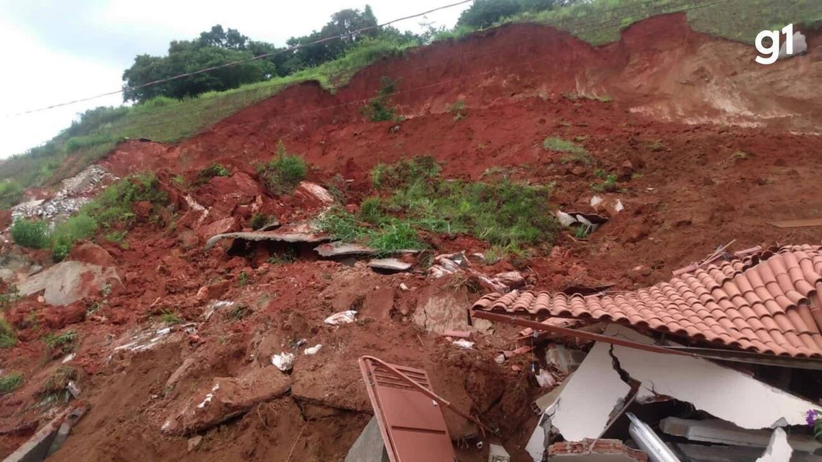 VÍDEO: Barranco desmorona e destrói casas em Ubá