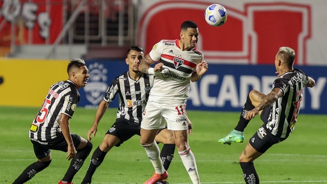 Luciano, do São Paulo, é marcado por três jogadores do Atlético-MG