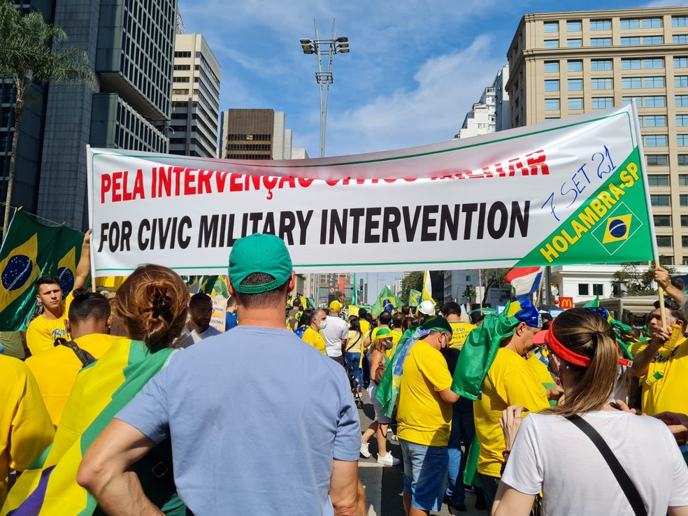 Faixa pede intervenção militar na Paulista — Foto: G1