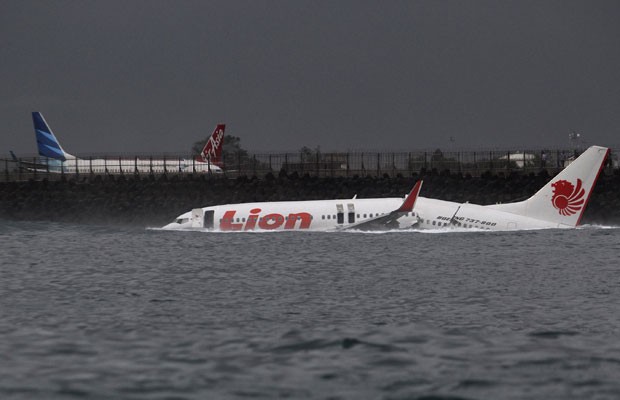 Carcaça do Boeing 737 que aterrissou na água em Denpasar, Bali, neste sábado (13) (Foto: Reuters)