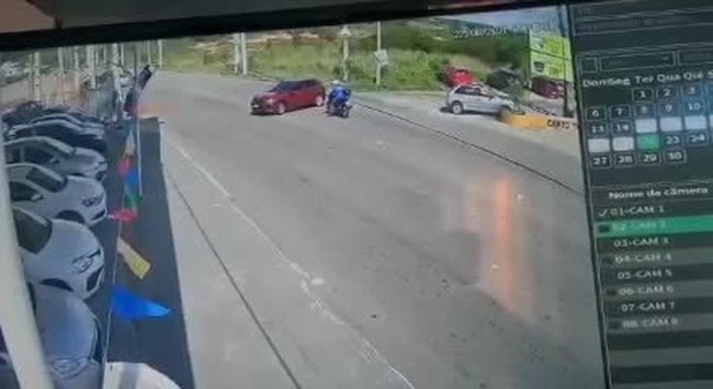 Vídeo mostra acidente na avenida Olavo Montenegro, na Grande Natal