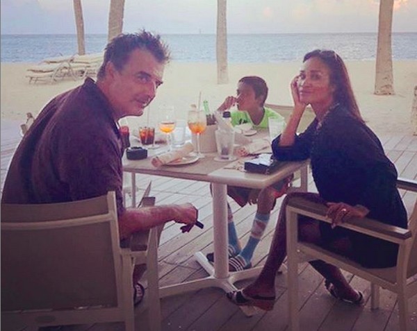 O ator Chris Noth com a esposa e o filho mais velho (Foto: Instagram)